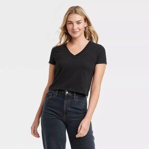 Universal Thread Women's Short Sleeve Crop V-Neck Black T-Shirt